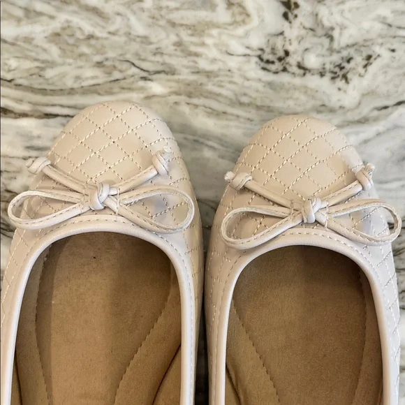 Seychelles Women's Quilted Cream Flats - Picture 10 of 10